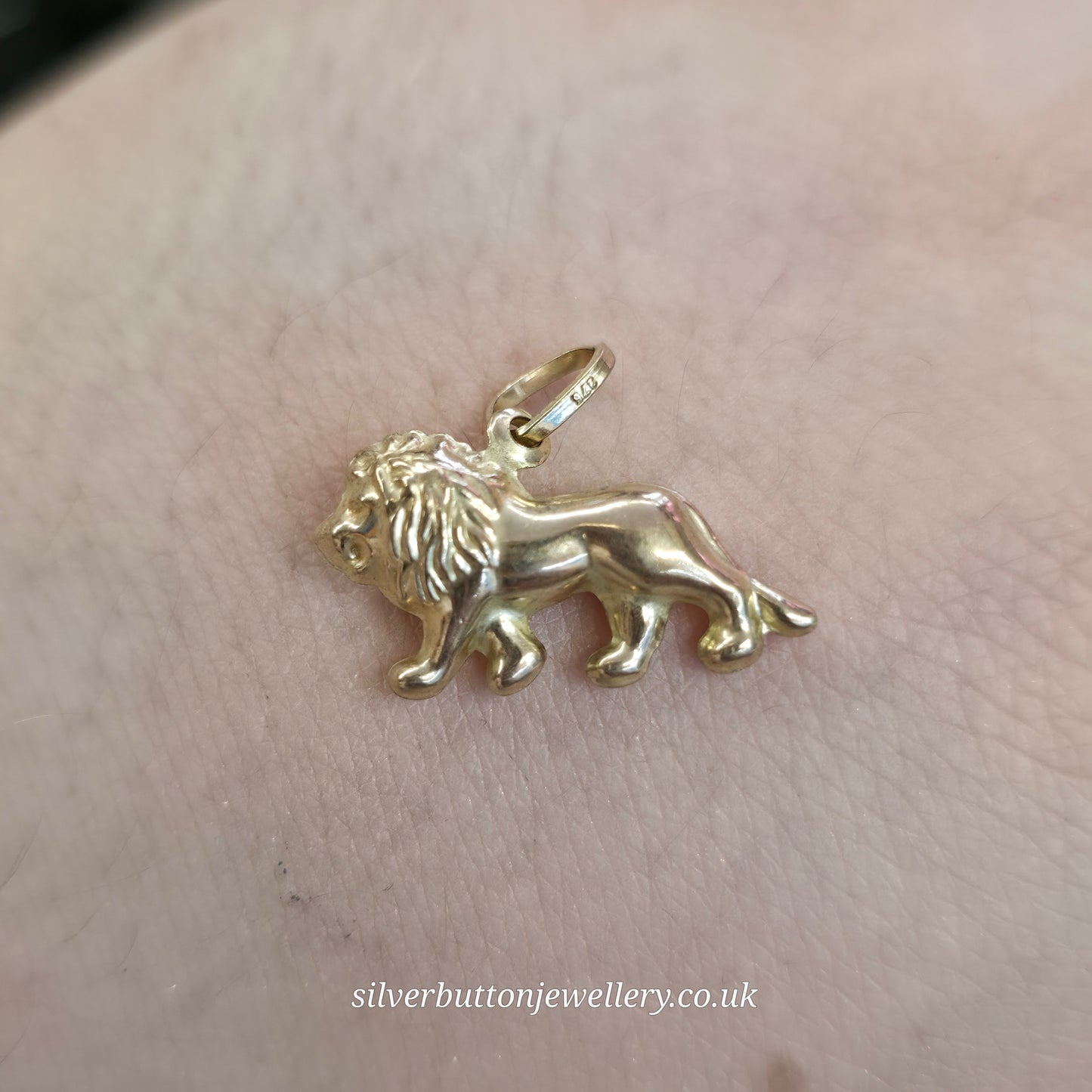 9ct Yellow Gold Vintage Hollow Lion Charm / Pendant Piece