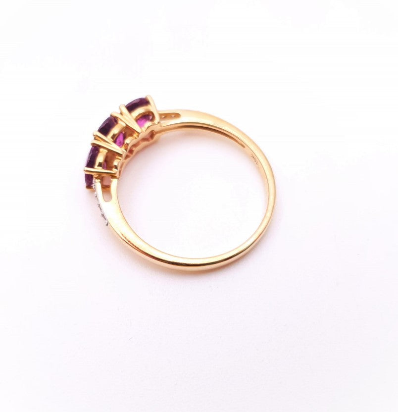 9ct yellow gold 3 Stone Amethyst and White stone shoulders Ring