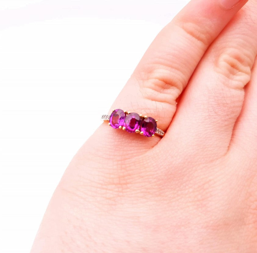 9ct yellow gold 3 Stone Amethyst and White stone shoulders Ring