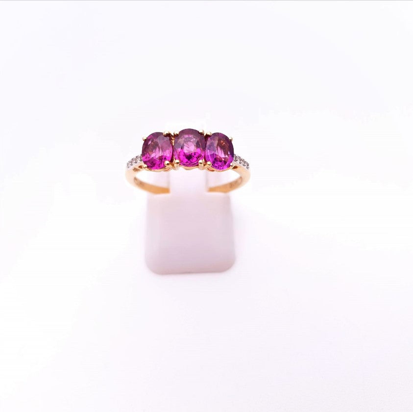 9ct yellow gold 3 Stone Amethyst and White stone shoulders Ring