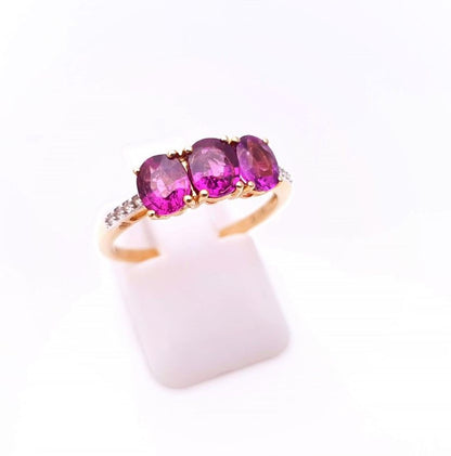 9ct yellow gold 3 Stone Amethyst and White stone shoulders Ring