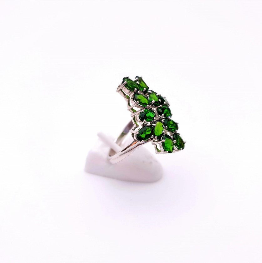 9ct White Gold Large and unusual design Green stone cluster ring