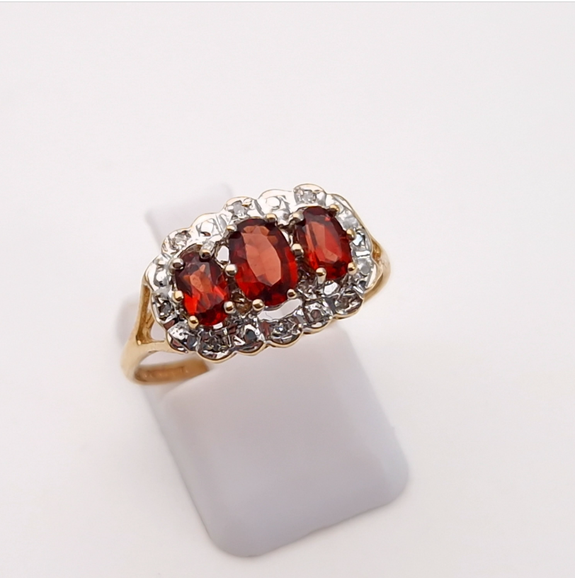9ct yellow gold traditional 3 stone garnet and diamond ring
